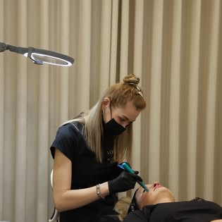 Косметологічна процедура у LOZYNSKA MedClub