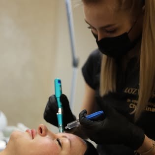 Апаратна косметологія у кабінеті