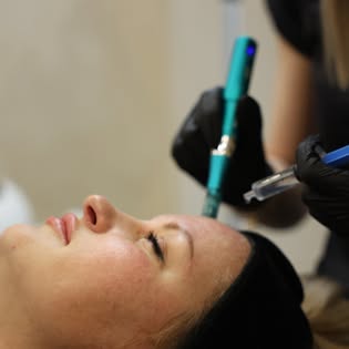 Косметологічна процедура крупним планом
